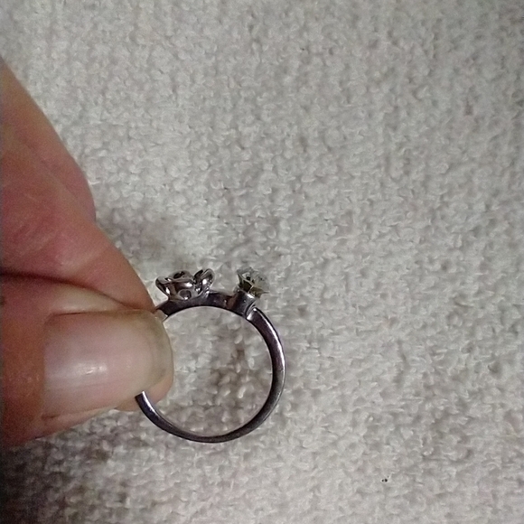 Silvertone floral flower 🌸🌹 crystal 🔮 ring - Picture 4 of 4